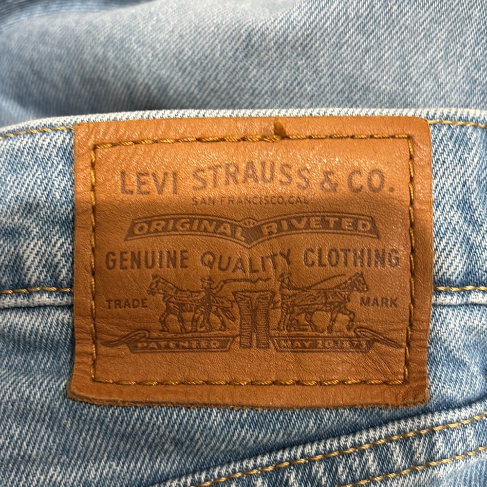 Levi's Women's  Distressed Light Blue Straight Jeans - Picture 6 of 9